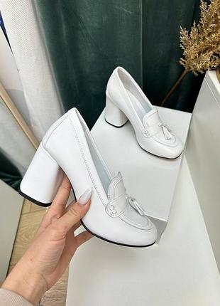 Білі шкіряні туфлі на широкому стійкому каблуку багато кольорів