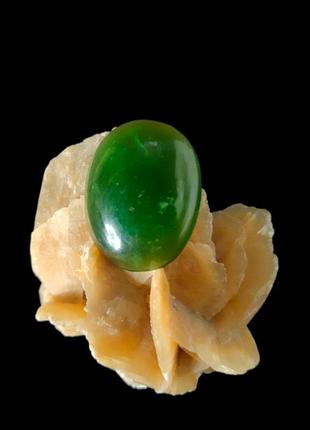 Натуральний нефрит . кабошон нефрит овал. 33,5*26*8,5 мм.