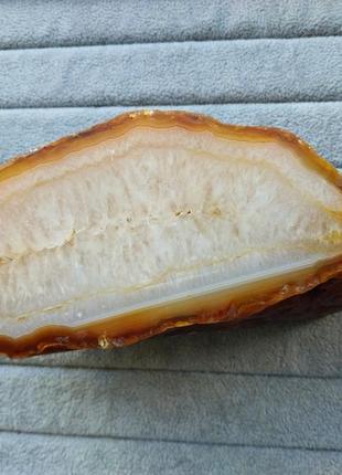 Натуральний агат.  зріз з натурального агату. камінь агат.  камінь для декору. мінерал агат.