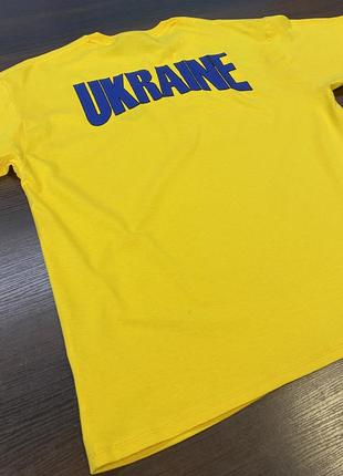 Чоловіча бавовняна жовта футболка з нашивкою “ukraine”5 фото