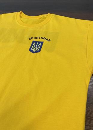 Чоловіча бавовняна жовта футболка з нашивкою “ukraine”10 фото