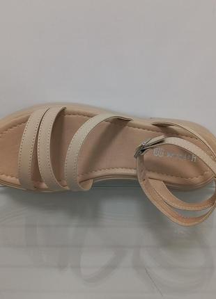 Жіночі бежеві сандалі з тонкими лямками на низькому ходу6 фото