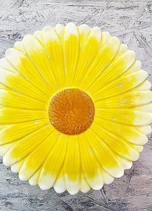 Подставка для кулича/торта керамическая «кролики с цветком», 22,5 см, цвет – желтый.2 фото