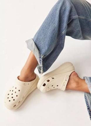 Жіночі шльопанці сабо кроксы на платформе бежевые crocs classic crush clog