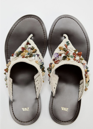 Шикарные шлепанцы с камушками