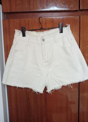 Двоє джинсових шорти