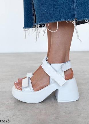 Массивные босоножки женские