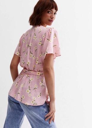 Легкая летняя блузка из вискозы в цветочный принт и пояском