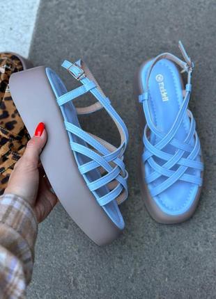 Голубые босоножки с тоненьвыми ремешками на платформе