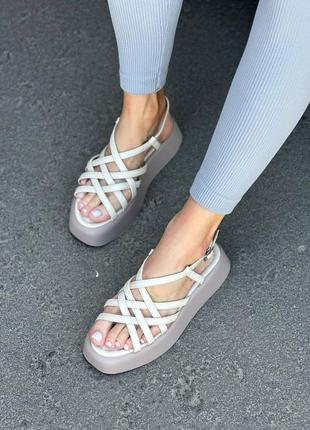 Босоножки с тоненькими ремешками на платформе