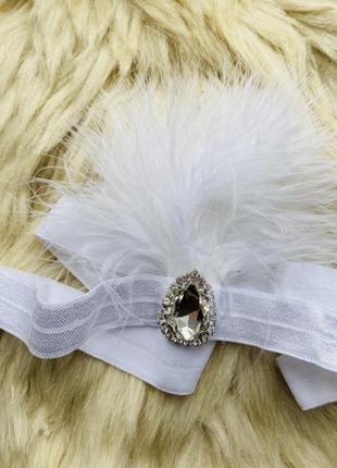 Повʼязка біла з пірʼям пухнаста в стилі гетсбі