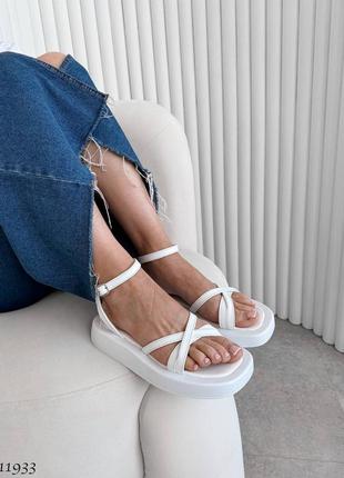 Босоножки
цвет: белый 
натуральная кожа