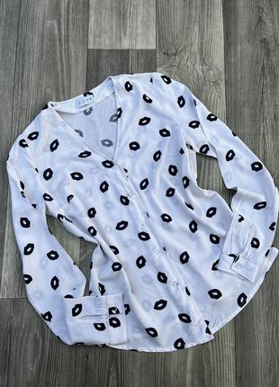 Стильна та легка сорочка з принтом поцілунків 💋