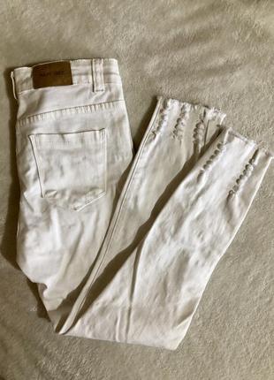 Белые джинсы с потертостями