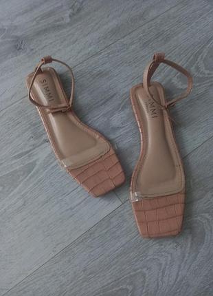 Стильные босоножки на низком