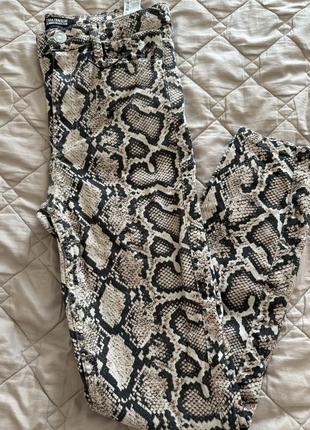 Джинси zara із зміїним принтом штани
