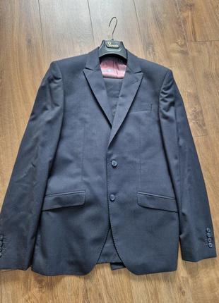 Мужской костюм темно синего цвета, бренда voronin