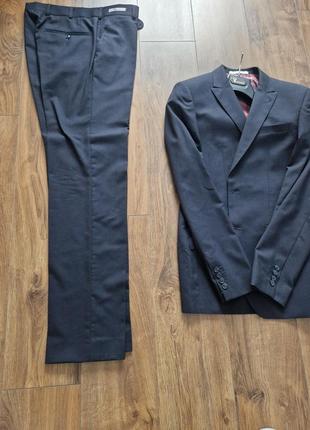 Мужской костюм темно синего цвета, бренда voronin