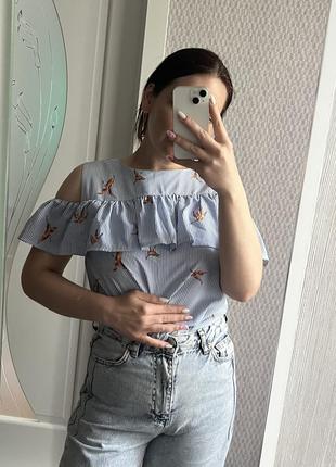 Блуза с воланом