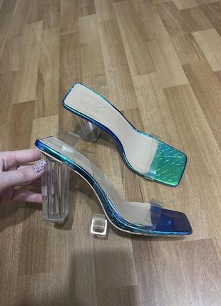 Босоніжки з прозорими лямками на підборах