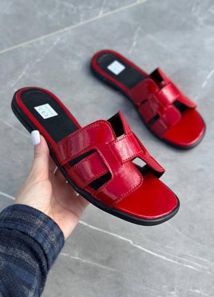 Шлепанцы женские кожаные красного цвета наплак в стиле гермесс лакированные