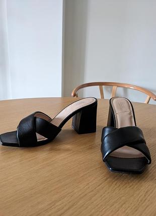 Шльопанці, слайдери, босоніжки, мюлі, сабо