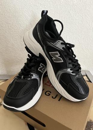 Кросівки жіночі чорні сітка  брендові