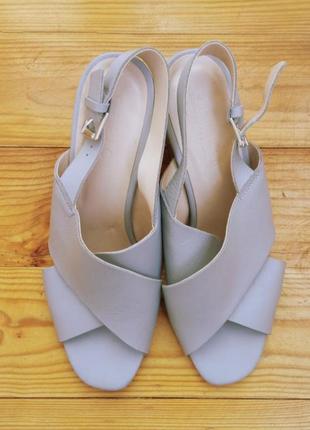 Кожаные босоножки серого цвета на каблуке босоножки office london босоножки кожаные