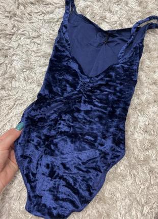 Велюровый закрытый слитный купальник с открытой спиной