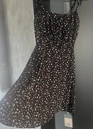 Игривое платье-платье со сборочкой на груди