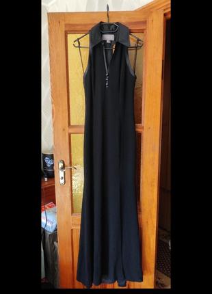 Изысканное вечернее платье с небанальным кроем в пол