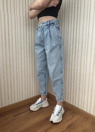Джинсы мом укороченные bershka