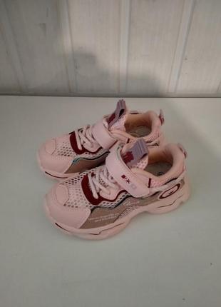 Кроссовки детские, розовые,легкие, на липучке.и-5808.
размеры:27-32.
ціна-400грн