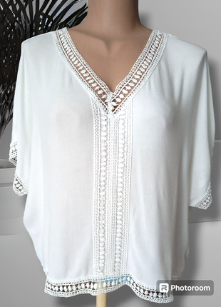 Легкая красивая белоснежная аискозная блуза топ с v образным вырезом горловины свободного силуэта оверсайз с кружевом размер м,s