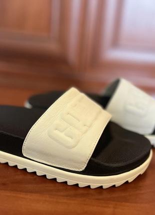 Женские шлепанцы