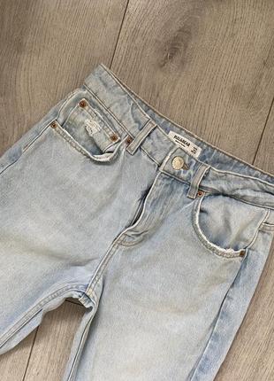 Голубые джинсы pull & bear