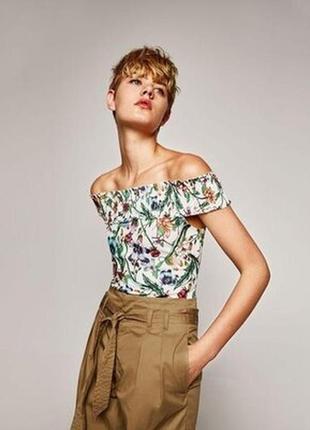 Цветочный топ зара с открытыми плечами с оборками принт от zara