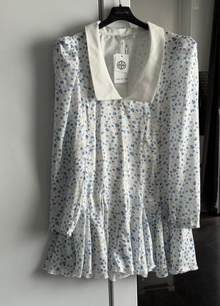 Сукня міні біла в блакитні квіти з комірцем4 фото