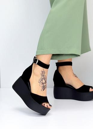 Босоніжки на танкетці "berry"