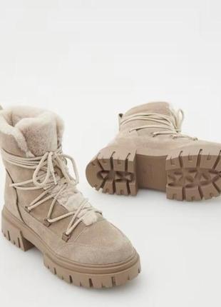 Шкіряні жіночі замшеві черевики на рифленій підошві бежеві з штучним хутром світлі зимові reserved