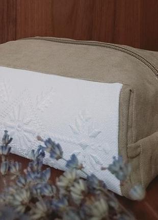 Косметичка с вышивкой ручной работы в традиционной технике. украинской вышивки