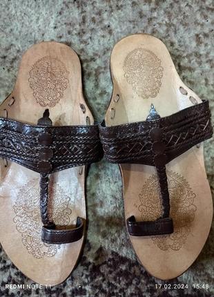 Кожаные красивые шлепанцы