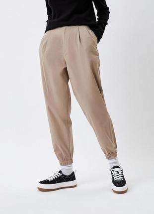Джогери пісочного кольору uniqlo бежеві пісочні бавовняні брюки штани з гумкою внизу з кишенями6 фото