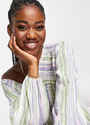 Ton asos design с открытыми плечами, на одно плечо с гофрами и объемным рукавом в пастельную полоску2 фото