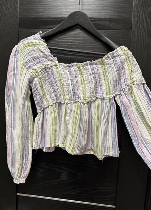 Ton asos design с открытыми плечами, на одно плечо с гофрами и объемным рукавом в пастельную полоску5 фото