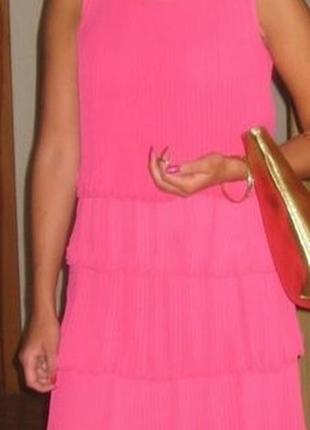 Шифонова гофрированное четырехярусное платье малинового цвета