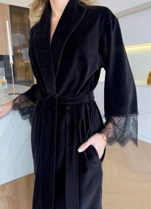 Велюровий жіночий халат cosy з французьким мереживом чорний4 фото