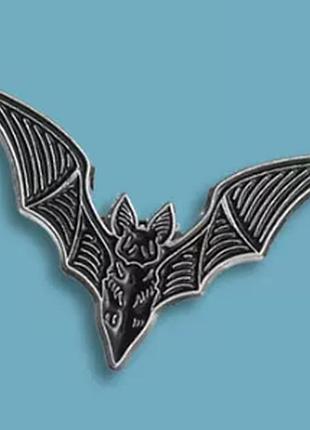 Значок-уголок металлический летучая мышь