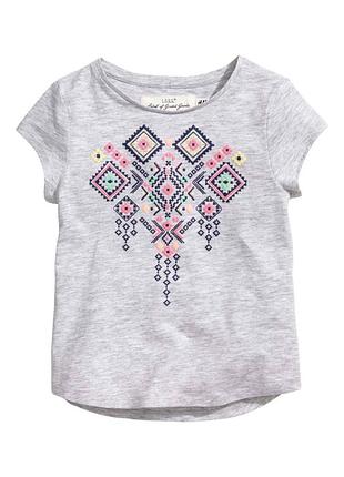 Футболочка з орнаментом фірми h&m,р.1.5-2у.