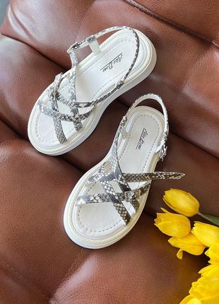 Шкіряні босоніжки